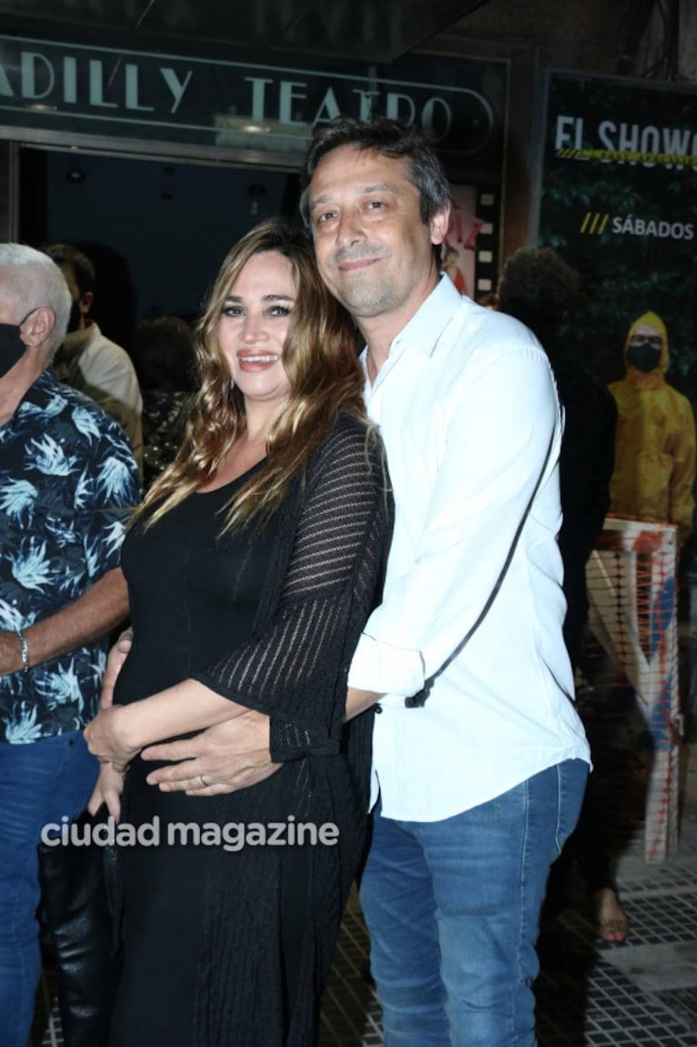 Las tiernas fotos de Belén Francese, embarazada de cuatro meses y medio, en el estreno de Radojka junto a su esposo