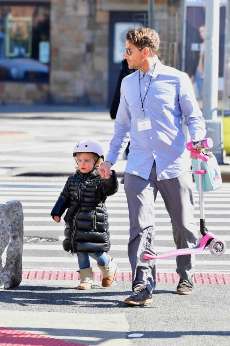 Las tiernas fotos de Bradley Cooper enseñándole a su hija a andar en monopatín