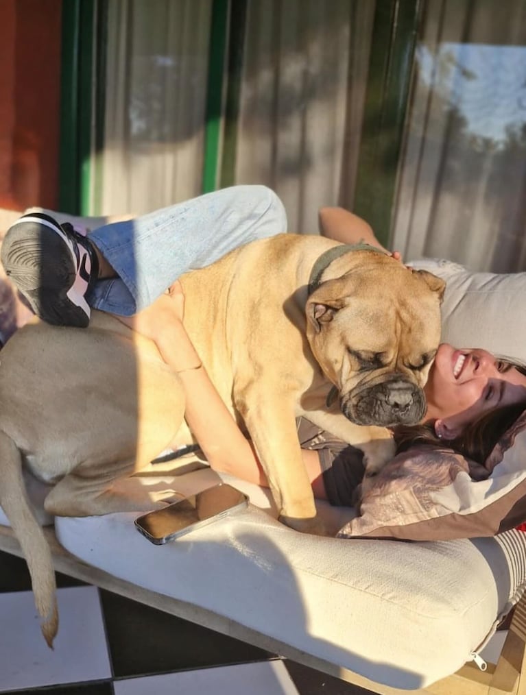 Las tiernas fotos de China Suárez con Magnolia Vicuña y sus perros al aire libre: juegos y risas