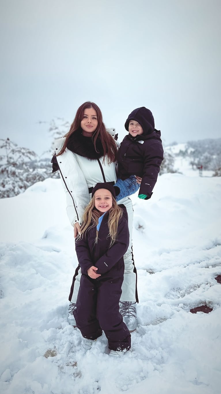 Las tiernas fotos de China Suárez con sus hijos Magnolia y Amancio Vicuña en la nieve: sus looks invernales