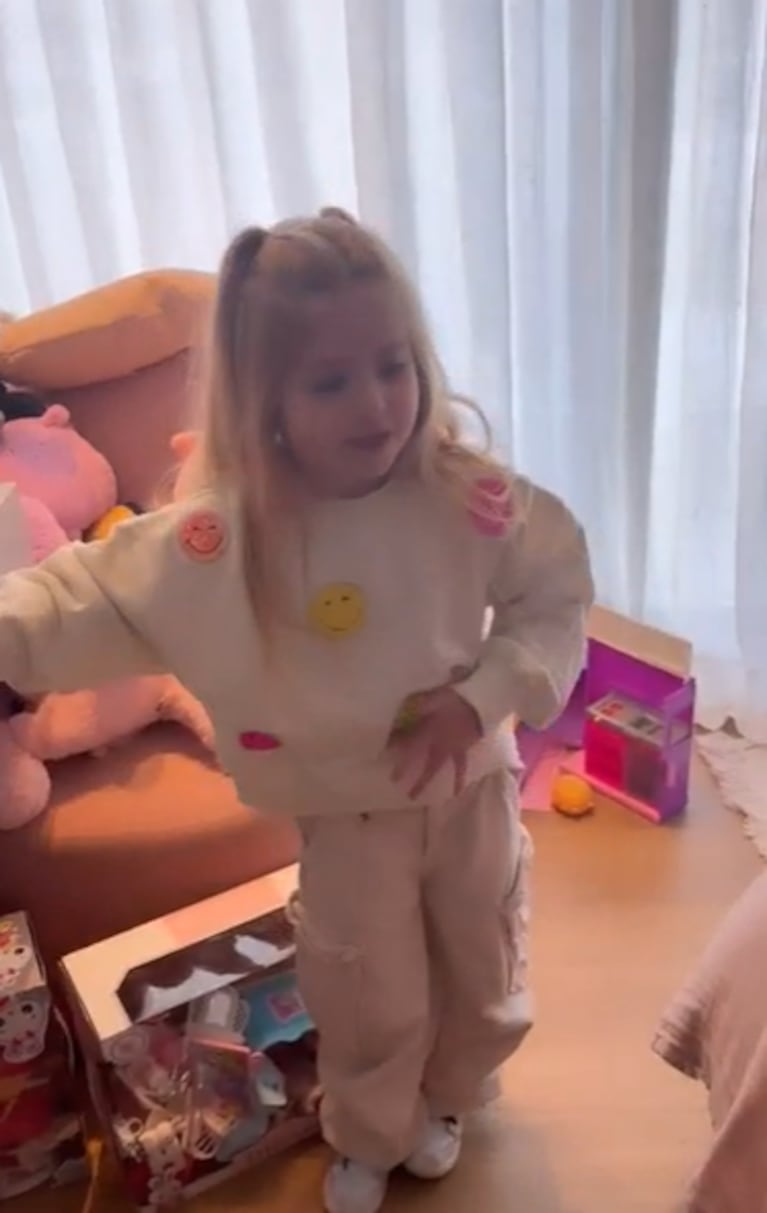 Las tiernas fotos de Chloe, la hija de Jesica Cirio, maquillando a las amigas de su mamá