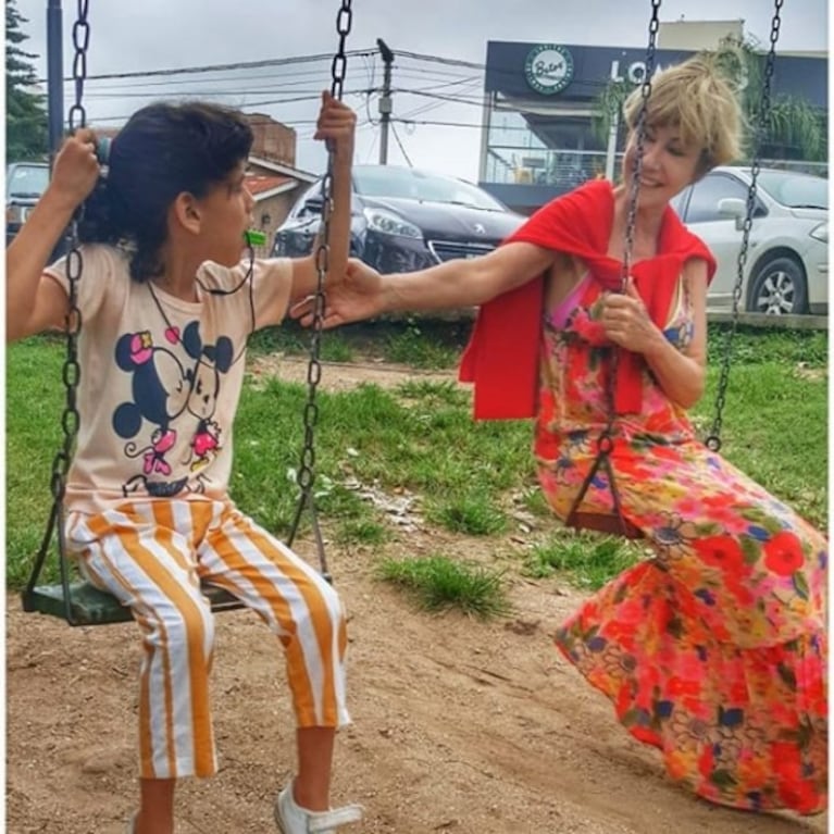 Las tiernas fotos de Inés Estevez con sus hijas a puro juego: "Manual de instrucciones para días nublados"