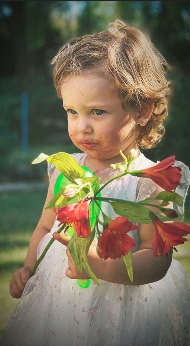 Las tiernas fotos de Magnolia, la hija de la China Suárez y Benjamín Vicuña: carita 'sucia' y flores