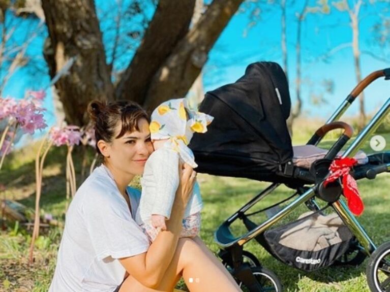 Las tiernas fotos de Marcela Kloosterboer y Agustina Cherri en su escapadita al mar: "Familia y amigos"