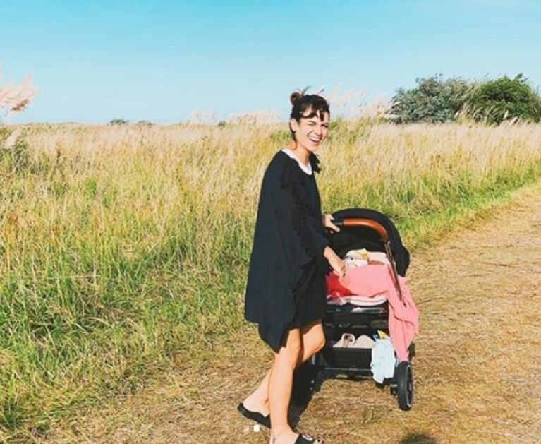 Las tiernas fotos de Marcela Kloosterboer y Agustina Cherri en su escapadita al mar: "Familia y amigos"
