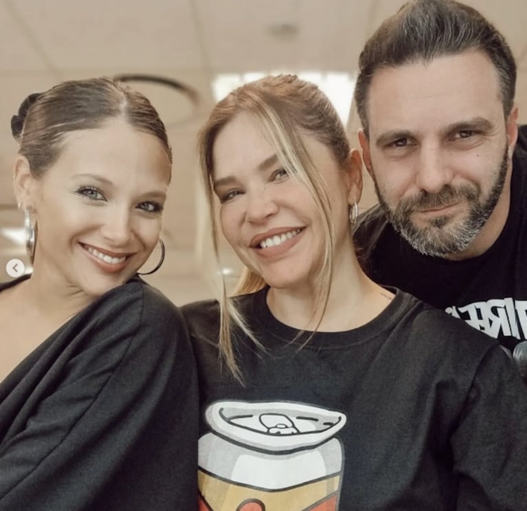 Las tiernas fotos de Nazarena Vélez con su novio y Barbie trabajando juntos: "En familia"