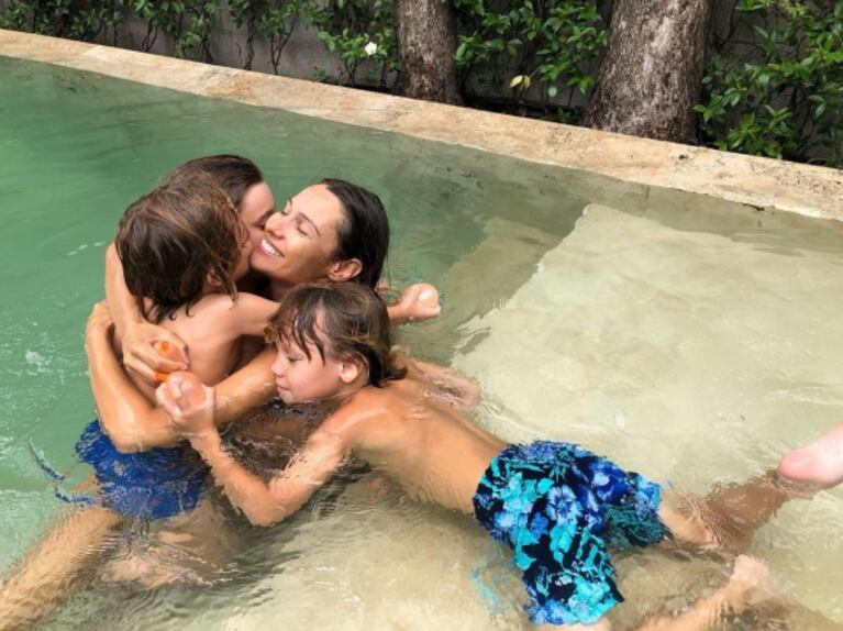 Las tiernas fotos de Pampita con sus hijos, en el día de su cumpleaños: "No puedo dejar de reír de felicidad"