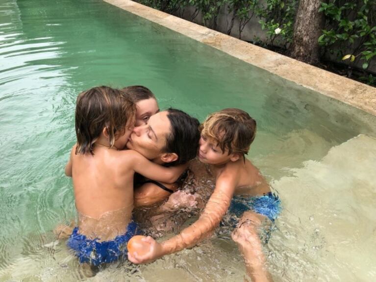 Las tiernas fotos de Pampita con sus hijos, en el día de su cumpleaños: "No puedo dejar de reír de felicidad"