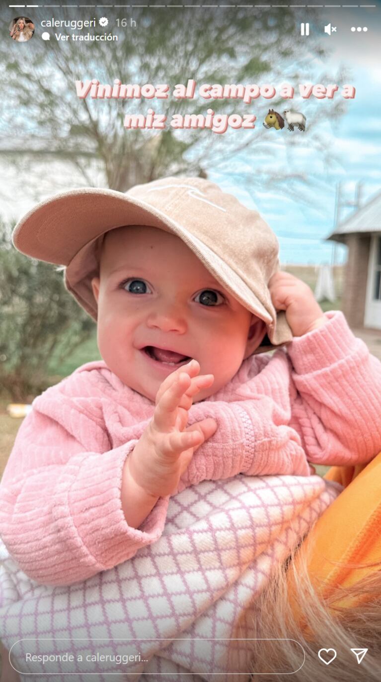 Las tiernas fotos de Vita, la hija de Cande Ruggeri, jugando con animales en una granja