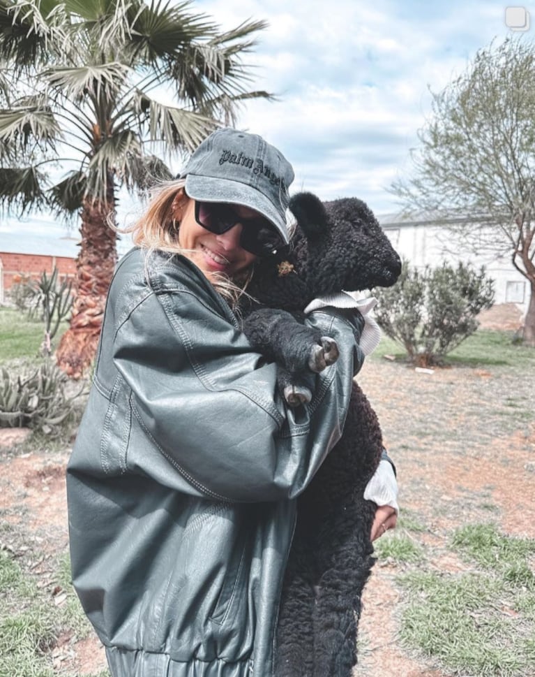 Las tiernas fotos de Vita, la hija de Cande Ruggeri, jugando con animales en una granja