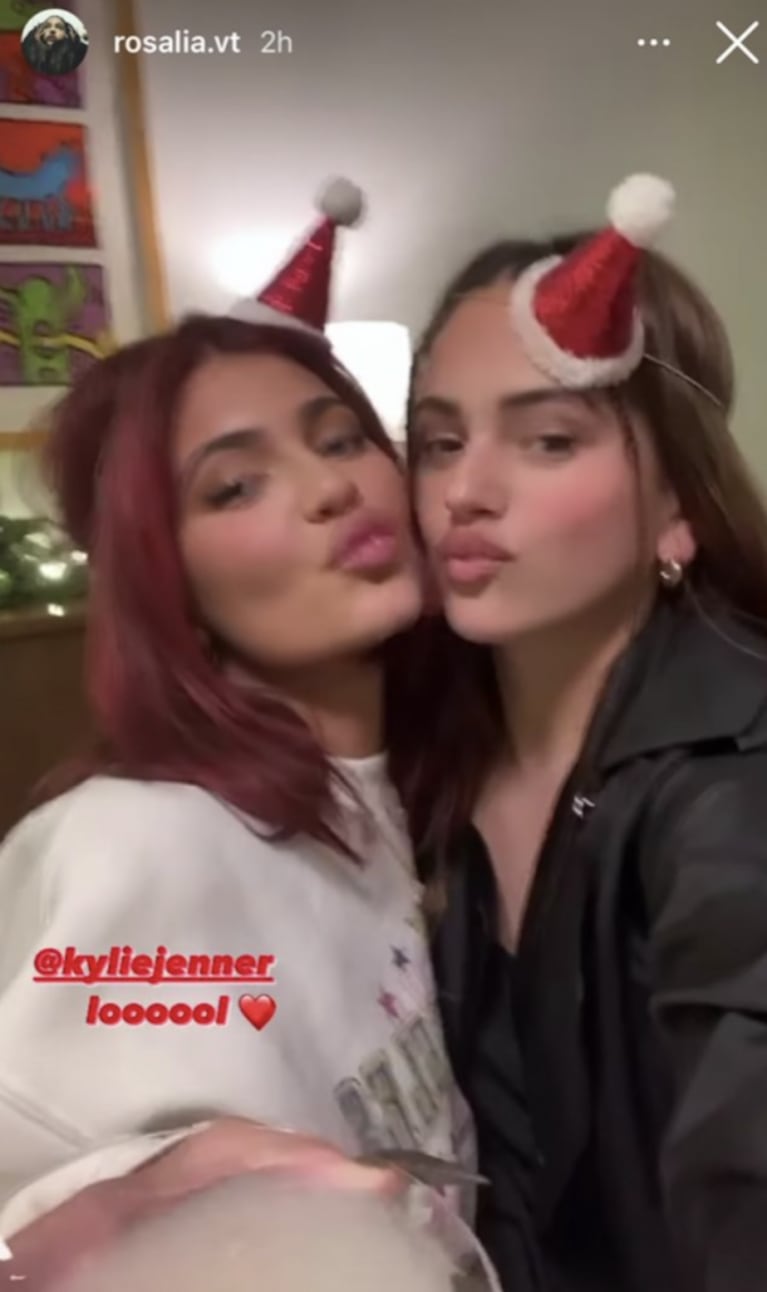 Las tiernas y divertidas fotos navideñas de Rosalía con las hermanas Kardashian 