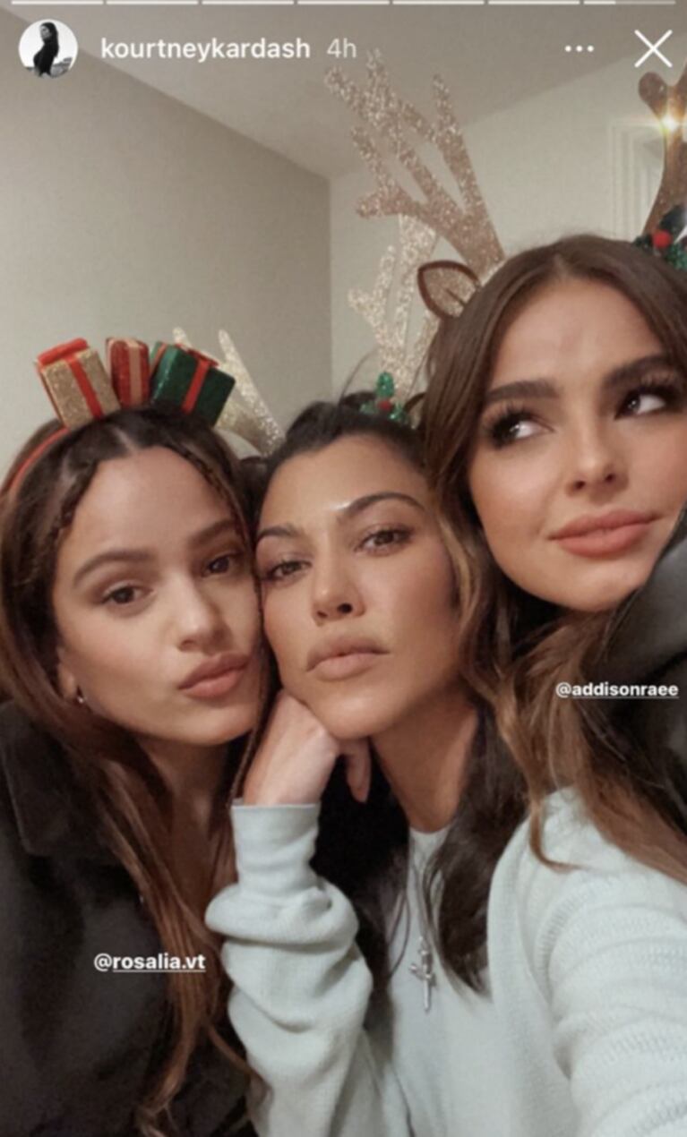 Las tiernas y divertidas fotos navideñas de Rosalía con las hermanas Kardashian 