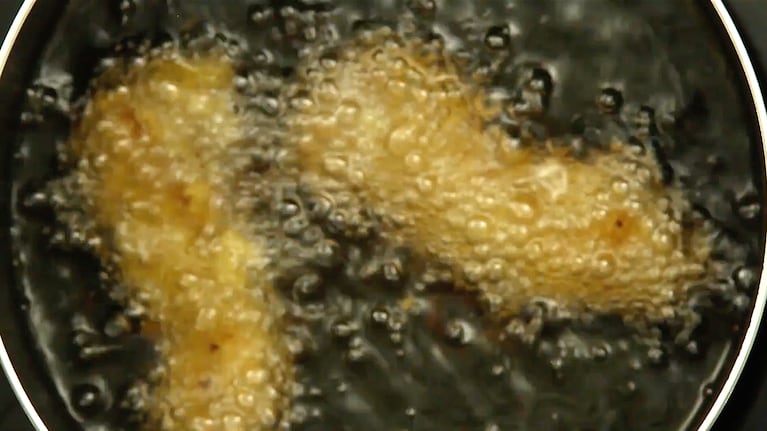 Las tiritas de pollo se deben freír en aceite bien caliente para que queden secas y crocantes. Foto: Cucinare TV