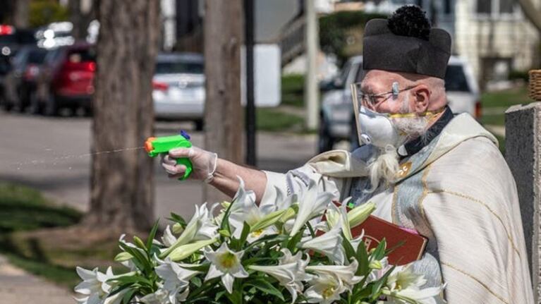 Las tradiciones no se cortan: un cura bendice con una ¡pistola de agua!