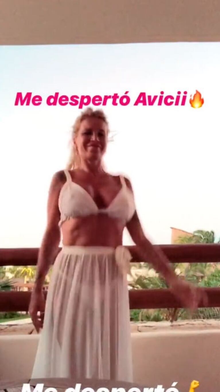 Las vacaciones de Flor Peña y Ramiro Ponce de León: besos apasionados, relax en la pileta y fotos al natural