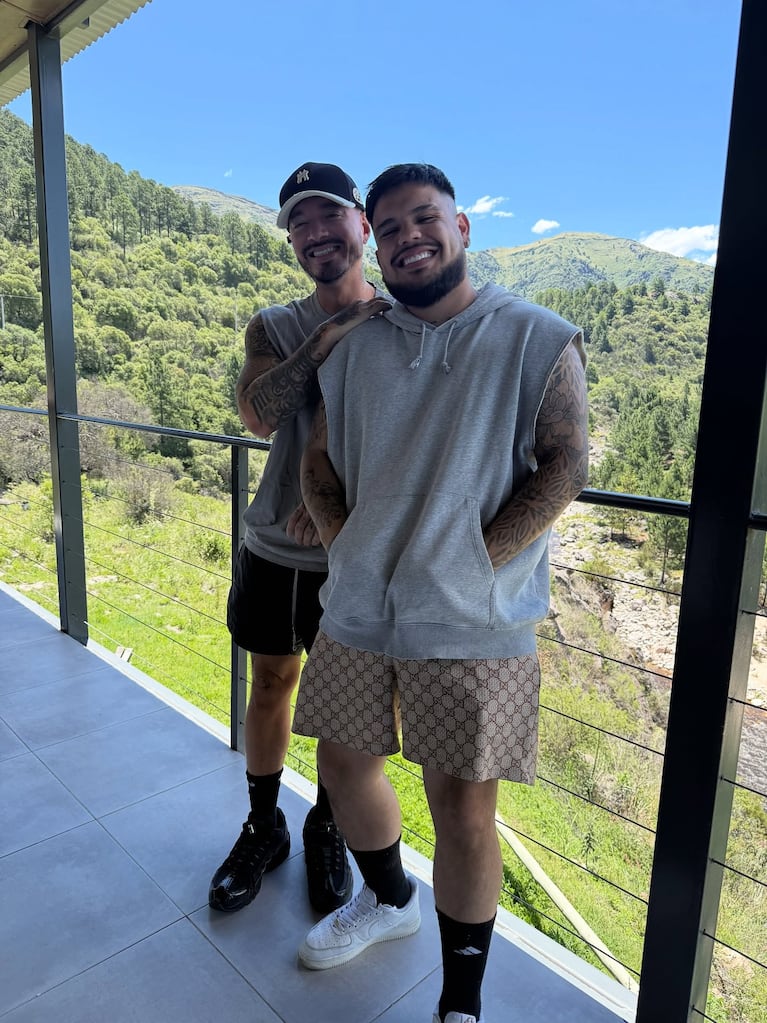 Las vacaciones de J Balvin en Villa Carlos Paz: sierras, fernet y familia. CRÉDITO: Instagram