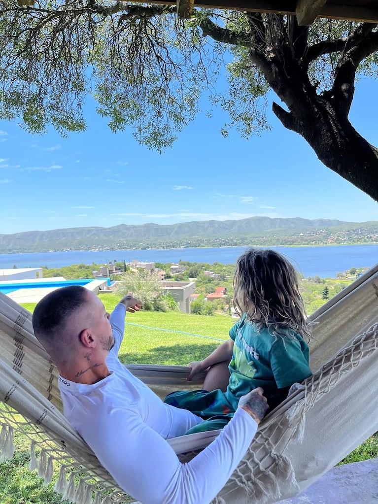 Las vacaciones de J Balvin en Villa Carlos Paz: sierras, fernet y familia. CRÉDITO: Instagram
