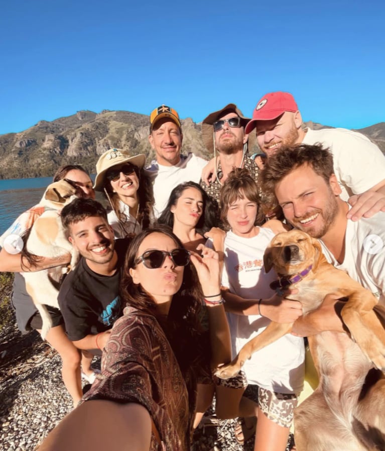 Las vacaciones de Lali Espósito, Gimena Accardi, Nico Vázquez y Cande Vetrano en el sur argentino