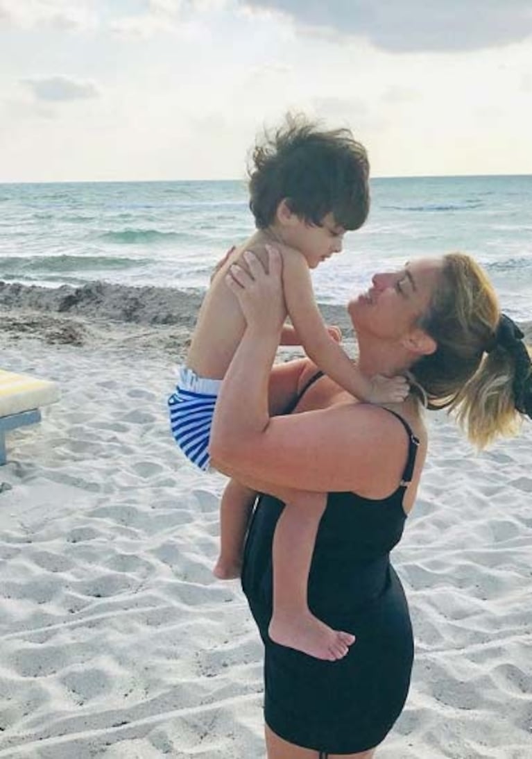 Las vacaciones de María Julia Oliván con su hijo Antonio en Miami: look playero y mucha diversión