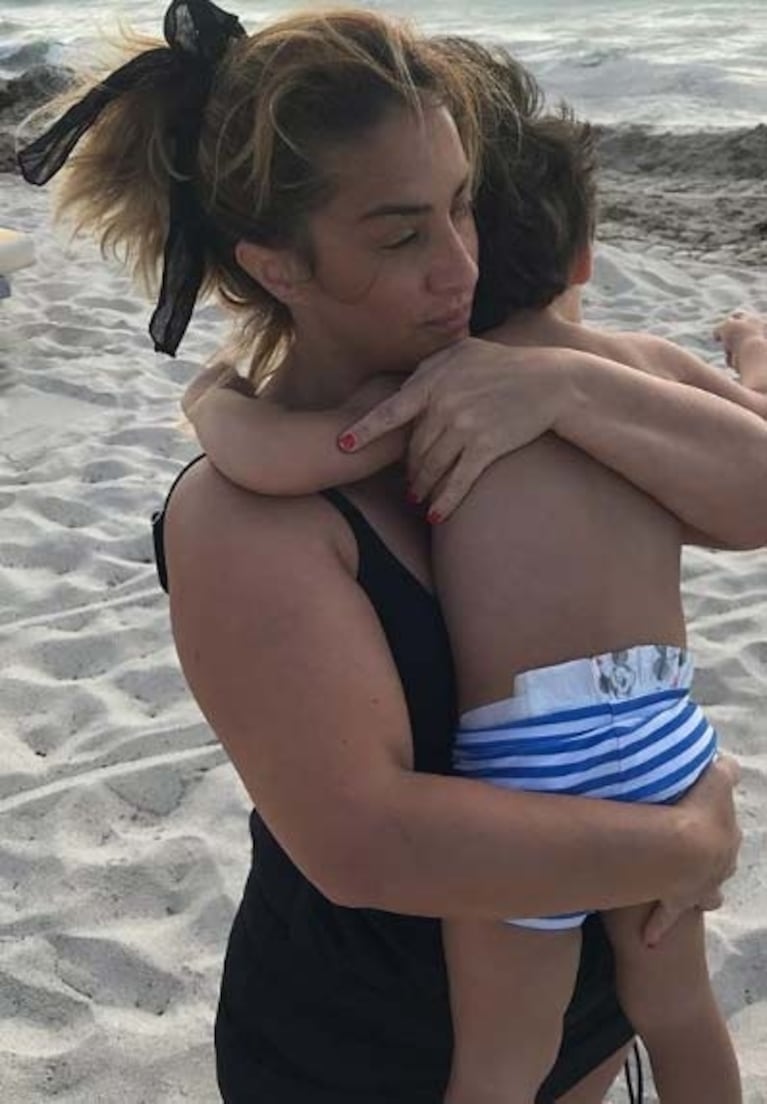 Las vacaciones de María Julia Oliván con su hijo Antonio en Miami: look playero y mucha diversión
