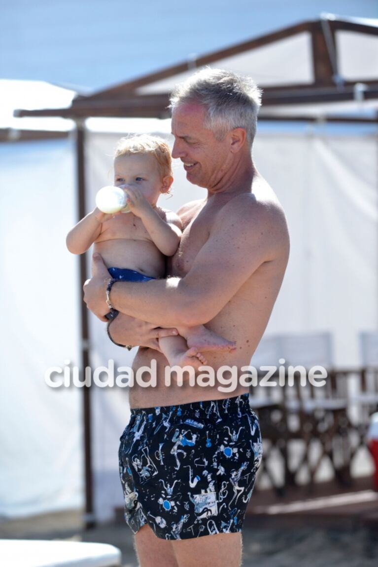 Las vacaciones de Marley junto al pequeño Mirko en Pinamar: sus postales más tiernas en la playa