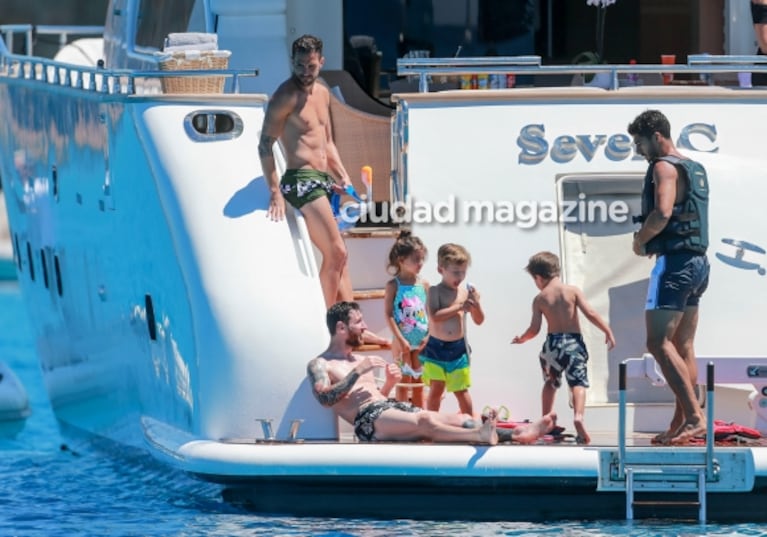 Las vacaciones de Messi en un yate de lujo en Ibiza: ¡lomazo de Antonella Roccuzzo y clavado de pie de Lionel!