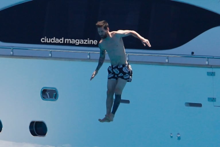 Las vacaciones de Messi en un yate de lujo en Ibiza: ¡lomazo de Antonella Roccuzzo y clavado de pie de Lionel!