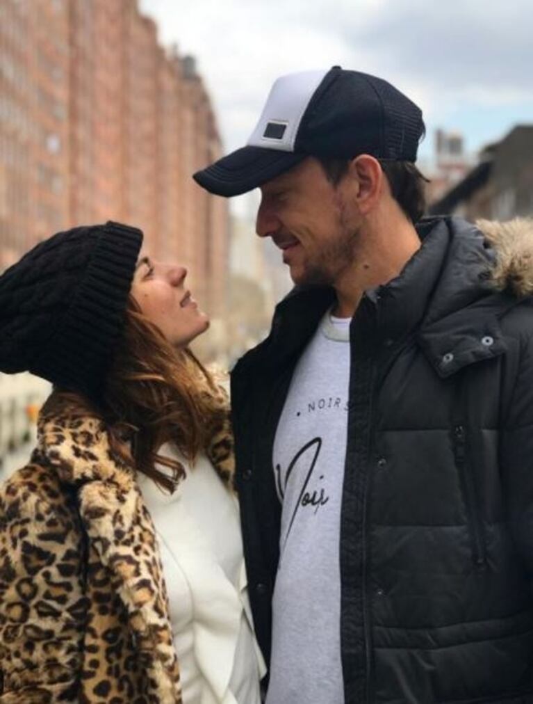 Las vacaciones de Nico Vázquez y Gimena Accardi en Nueva York:  amor, patín sobre hielo y looks cancheros 