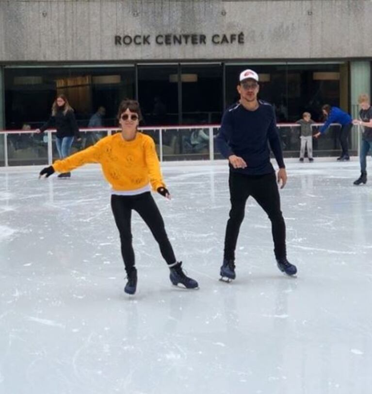 Las vacaciones de Nico Vázquez y Gimena Accardi en Nueva York: amor, patín sobre hielo y looks cancheros