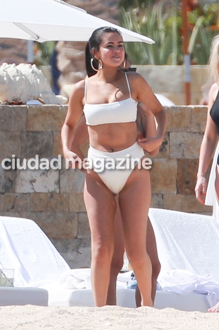 Las vacaciones de Selena Gomez en México: diversión con amigas en la playa y bikini retro