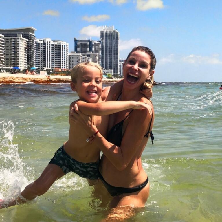 Las vacaciones familiares de Jimena Cyrulnik en Miami: lomazo al sol... y manito pícara de su marido