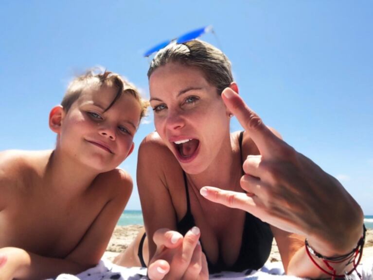 Las vacaciones familiares de Jimena Cyrulnik en Miami: lomazo al sol... y manito pícara de su marido