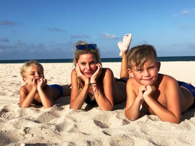 Las vacaciones familiares de Jimena Cyrulnik en Miami: lomazo al sol... y manito pícara de su marido