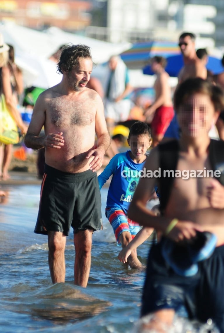 Las vacaciones familiares de Paula Morales y Fabián Vena con su hijo: mates al sol, amor en la playa y chapuzones en el mar