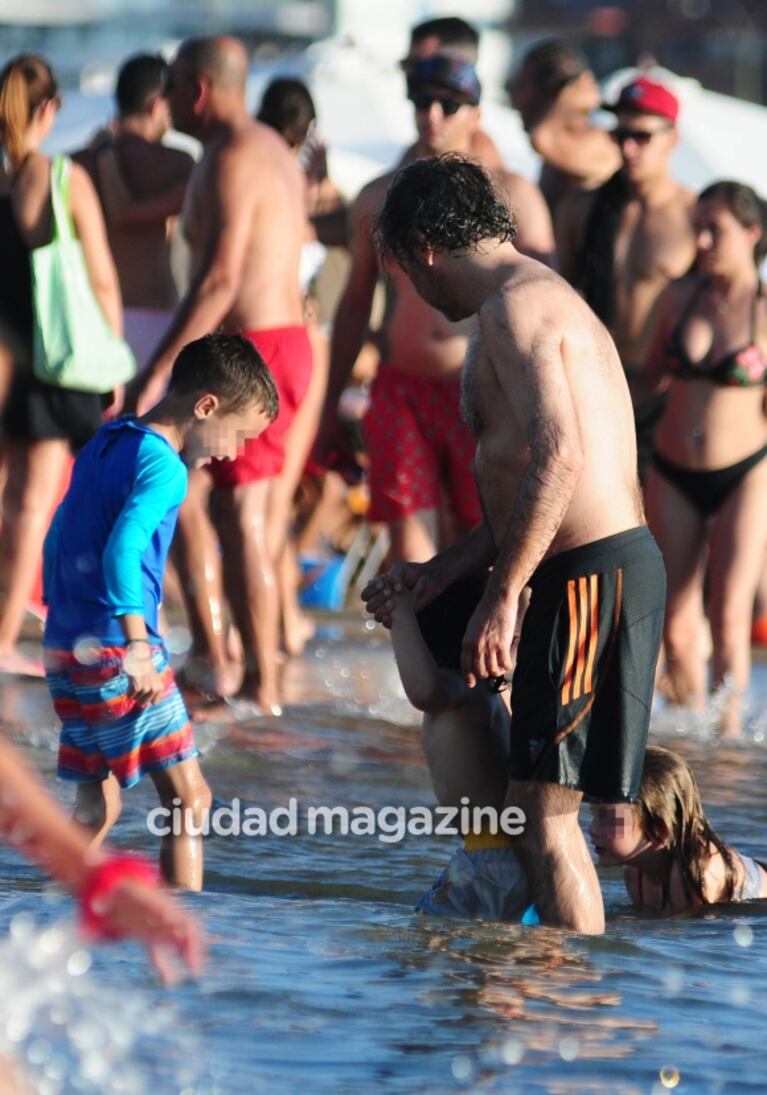 Las vacaciones familiares de Paula Morales y Fabián Vena con su hijo: mates al sol, amor en la playa y chapuzones en el mar