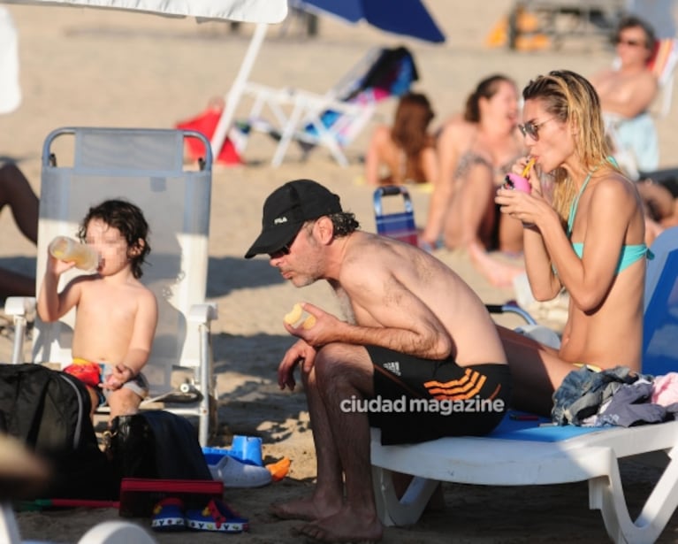 Las vacaciones familiares de Paula Morales y Fabián Vena con su hijo: mates al sol, amor en la playa y chapuzones en el mar