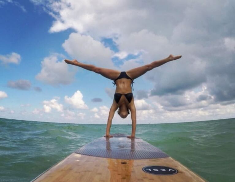 Las vacaciones súper apasionadas de Noelia Marzol con su nuevo novio en Miami: mimos hot en la arena y surf aventurero