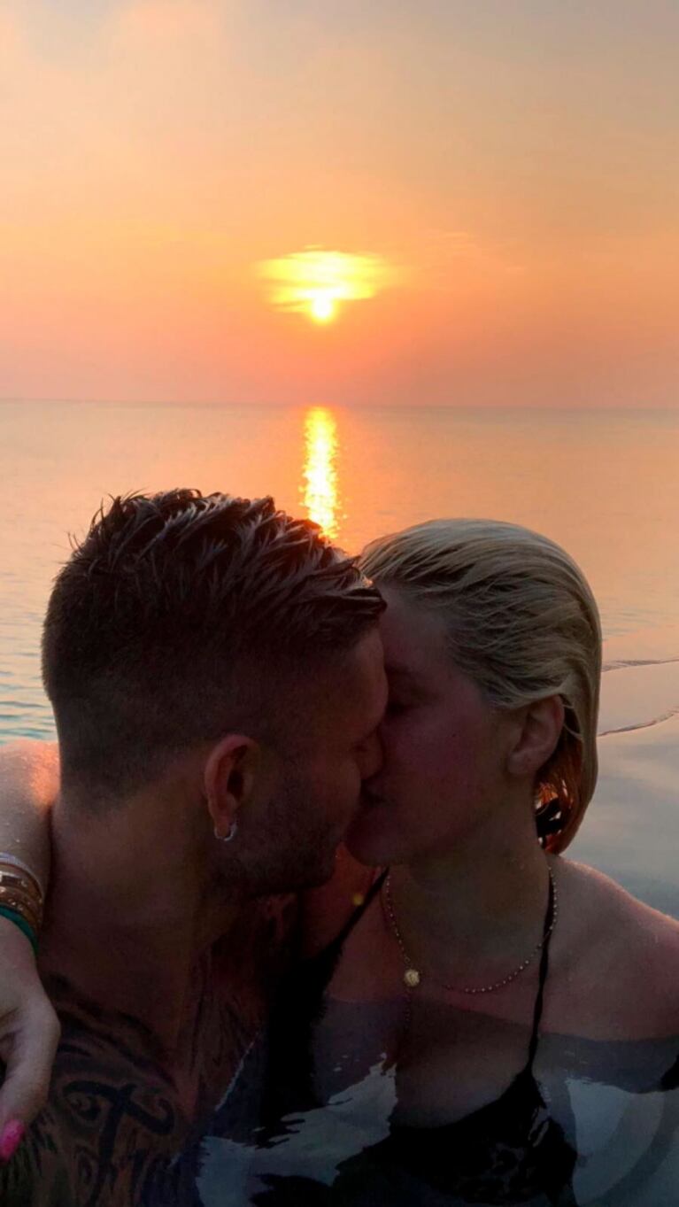 Las vacaciones súper apasionadas de Wanda Nara y Mauro Icardi: foto mimosa en la cama y besos en el mar 