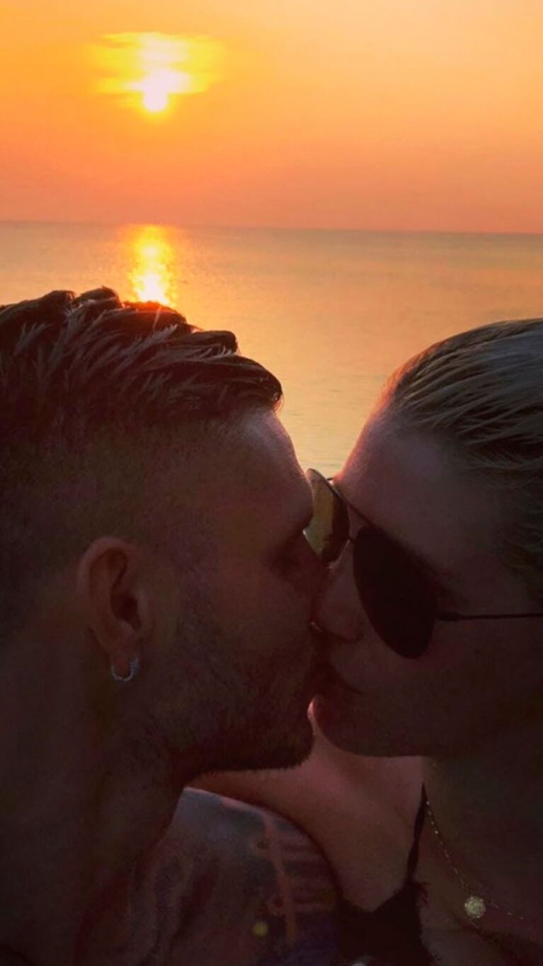 Las vacaciones súper apasionadas de Wanda Nara y Mauro Icardi: foto mimosa en la cama y besos en el mar 