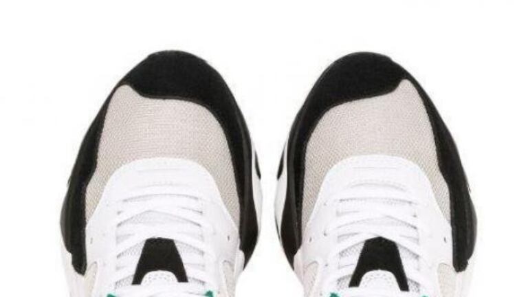 Las zapatillas con un parecido a Hitler.