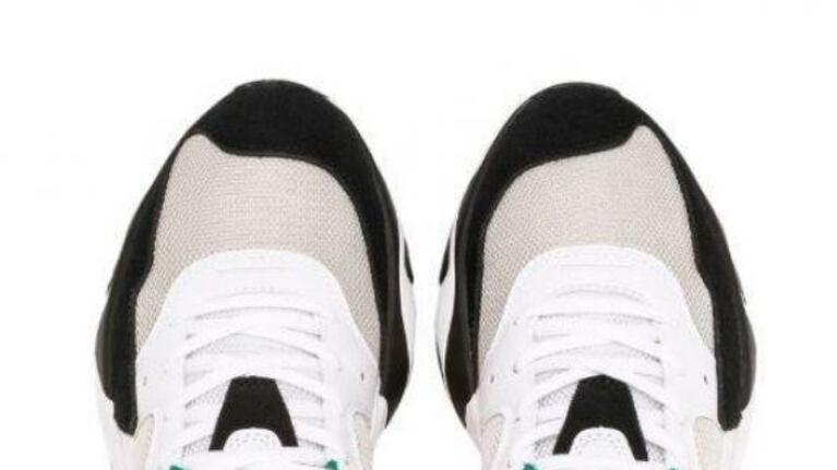 Las zapatillas con un parecido a Hitler.