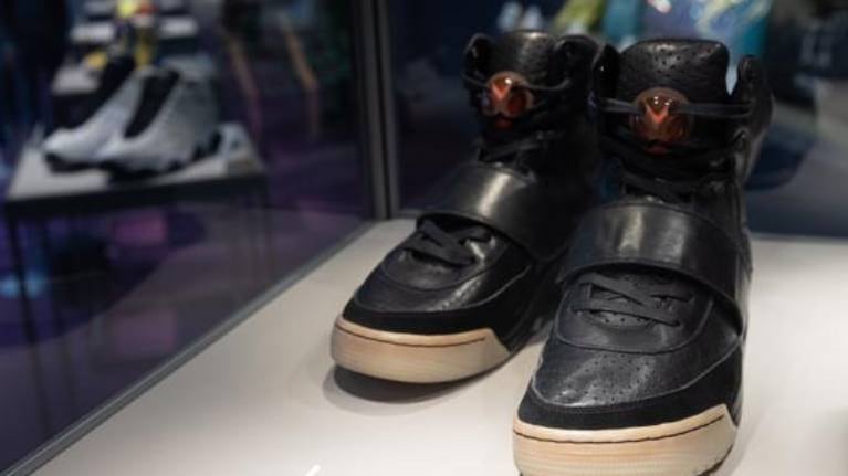 Las zapatillas deportivas de Kanye West vendidas en 1,8 millones rompieron un récord