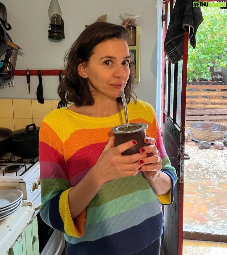 Laura Azcurra presenta su emprendimiento de yerba con hierbas inspirado en la Ayurveda