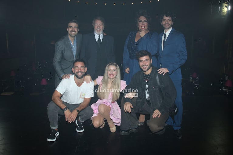 Laurita Fernández con Cachete Sierra, Lizardo Ponce y el elencto de Legalmente Rubia en el teatro (Foto: Movilpress).