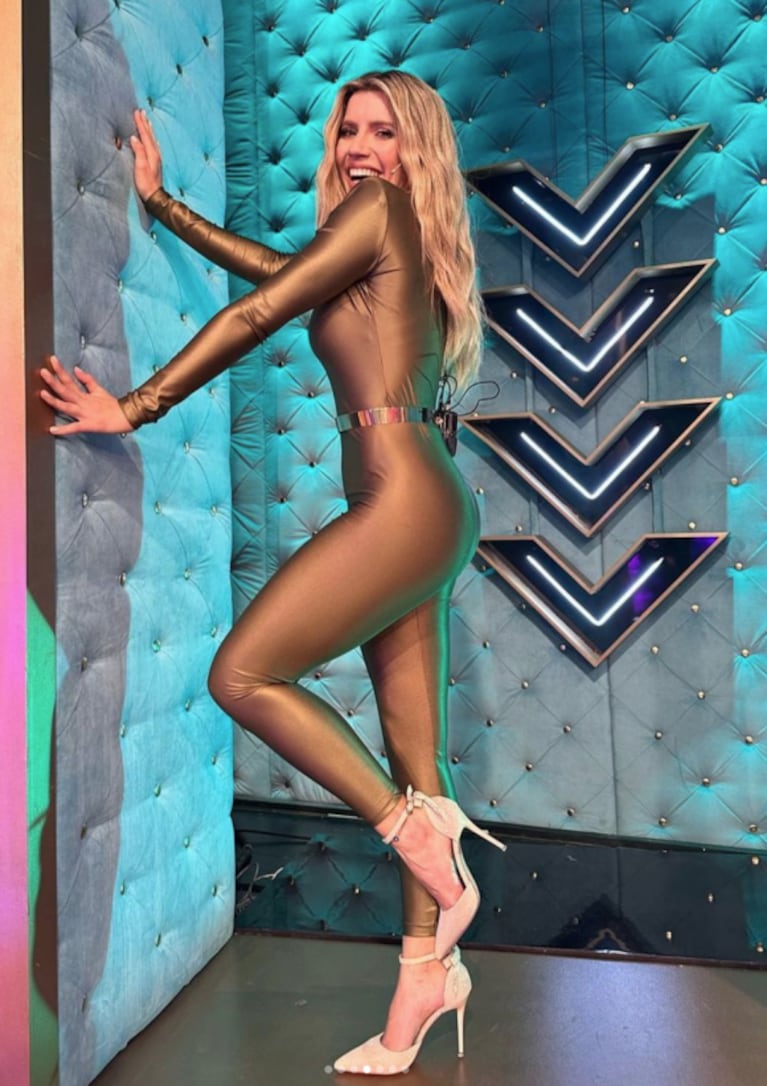 Laurita Fernández estrenó un look full brillo: catsuit color bronce y accesorios dorados
