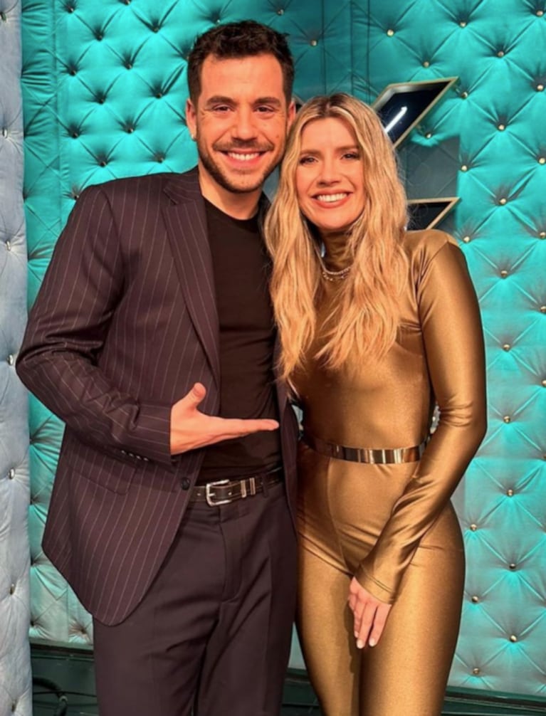 Laurita Fernández estrenó un look full brillo: catsuit color bronce y accesorios dorados