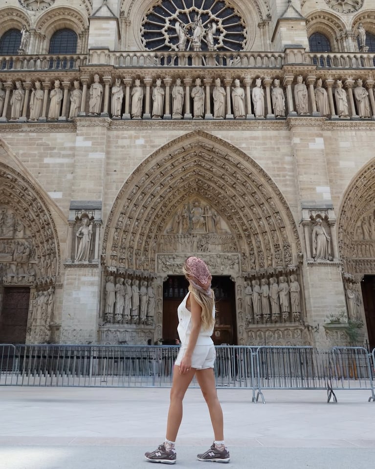 Laurita Fernández frente a Notre-Dame.  Crédito: Instagram