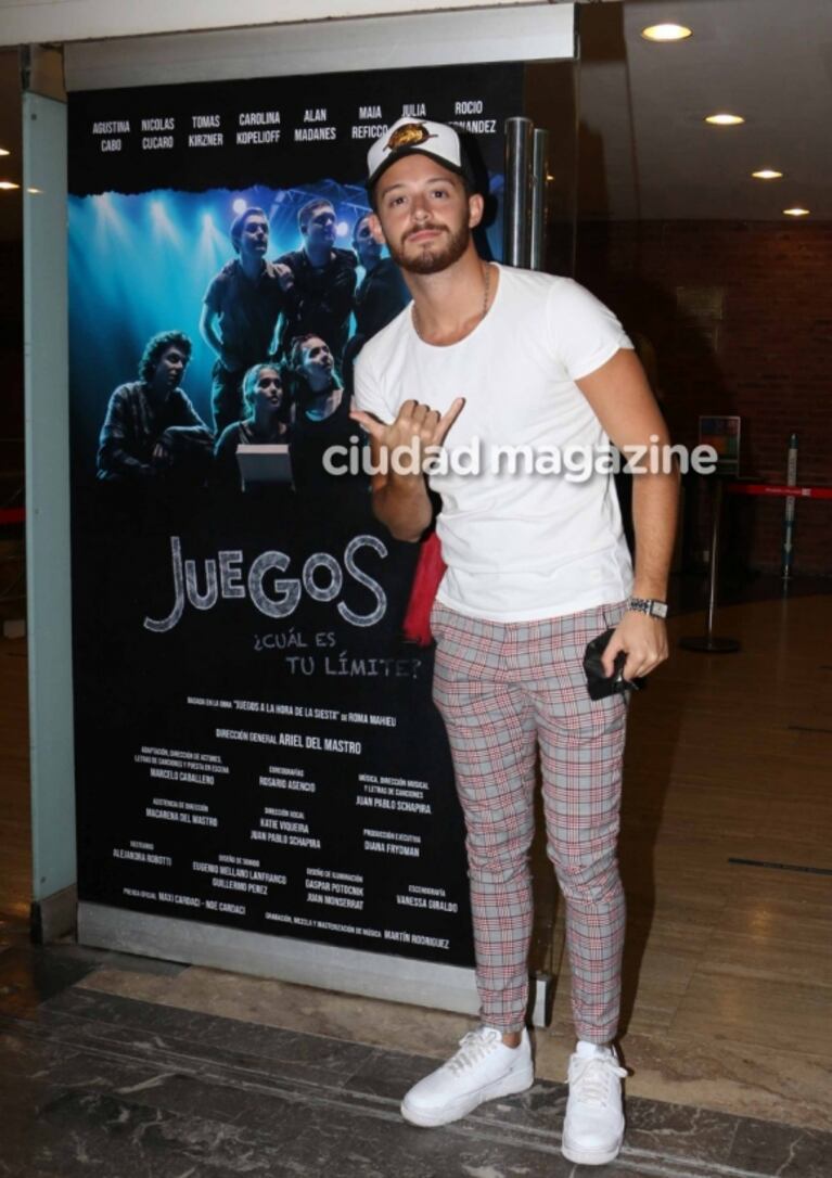 Laurita Fernández impactó con su look "total" animal print en su salida al teatro