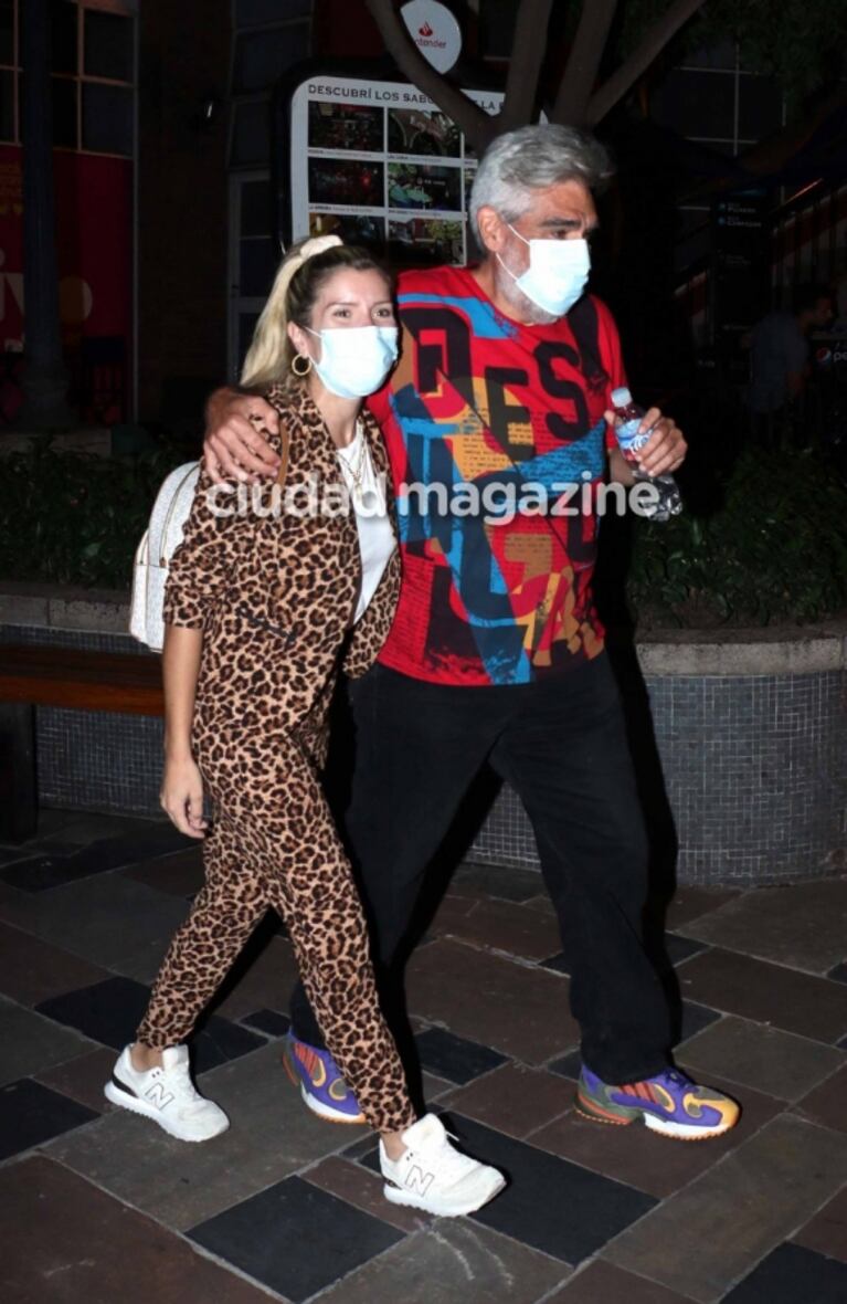 Laurita Fernández impactó con su look "total" animal print en su salida al teatro