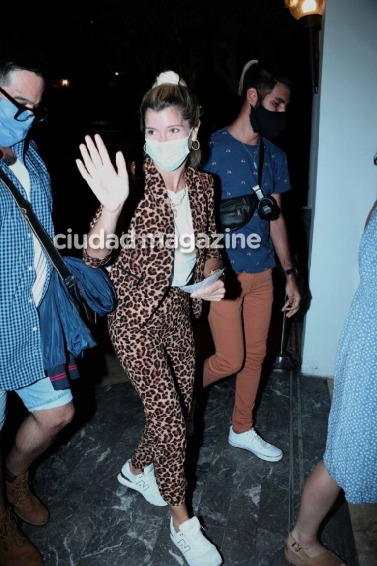 Laurita Fernández impactó con su look "total" animal print en su salida al teatro